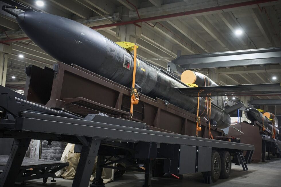 Ukraine präsentiert die neue Langstreckenrakete „Flamingo“ mit über 3000 km Reichweite. Vergleich mit der türkischen Hyperschallrakete „Tayfun Block-4“.