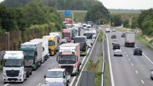 Vollsperrung auf der A66 nach schwerem Unfall: Drei Fahrzeuge kollidieren