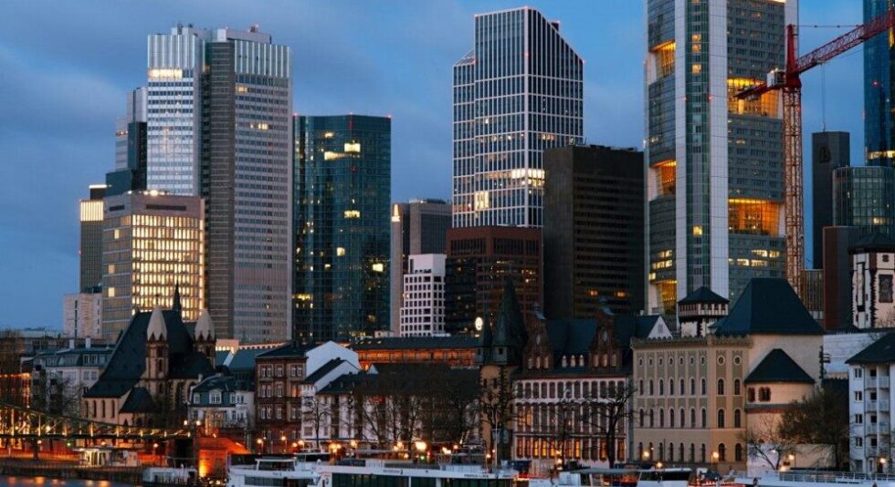 Warum wählen internationale Firmen Frankfurt als Standort und welche Vorteile entstehen dadurch