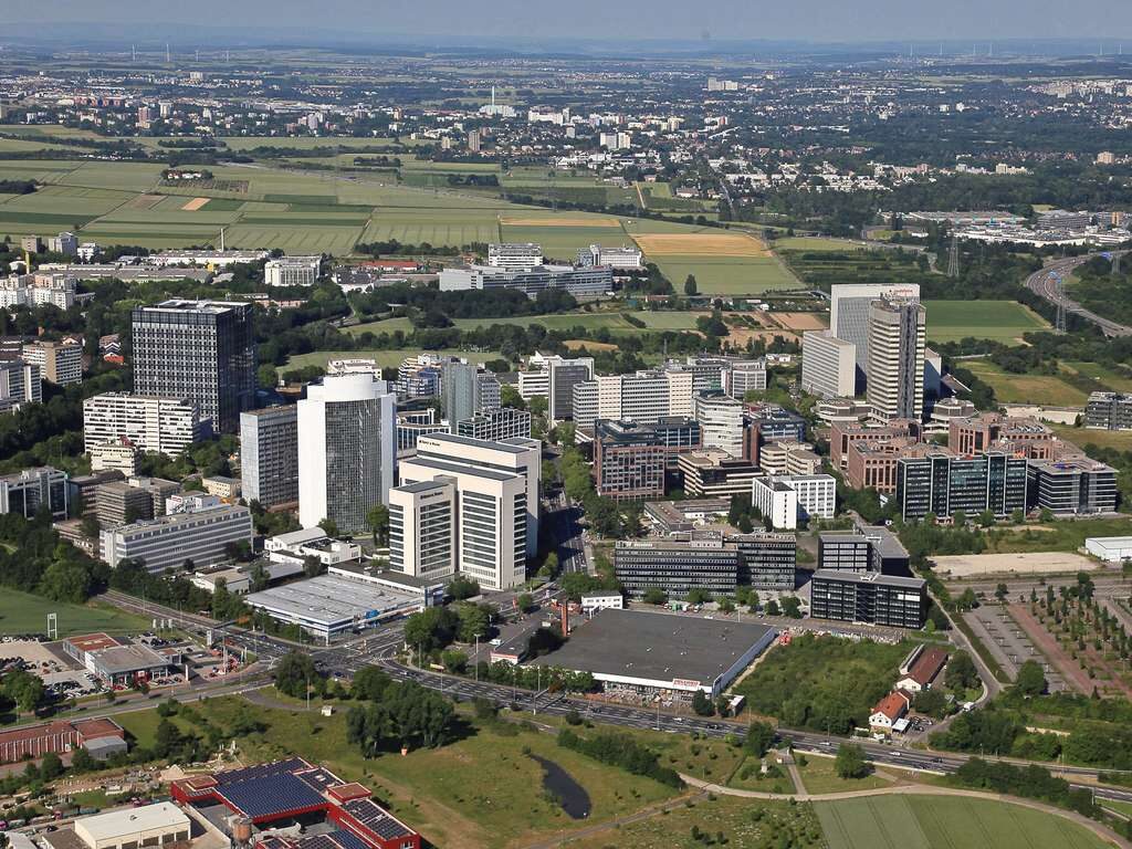 Warum zieht Eschborn immer mehr Banken an und wie verändert das den Arbeitsmarkt in der Region