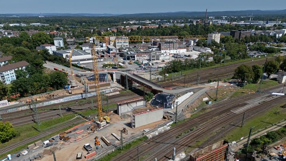 Brückenneubau in Hanau führt zu Bahn-Sperrungen: Einschränkungen im August und September