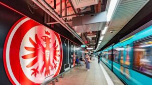 „Willy-Brandt-Platz“ in Frankfurt: U-Bahn-Station im Eintracht-Design eröffnet