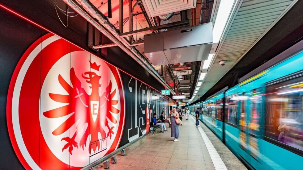 „Willy-Brandt-Platz“ in Frankfurt: U-Bahn-Station im Eintracht-Design eröffnet