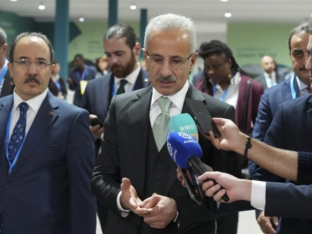 Wie kam es dazu, dass der türkische Verkehrsminister mit 224 km/h auf der Autobahn gefilmt wurde