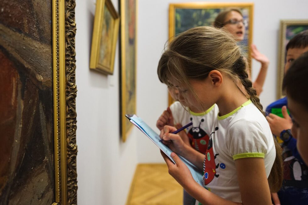 Wie weckt man bei Kindern die Liebe zur Kunst? Tipps von Kunstpädagogen und Experten