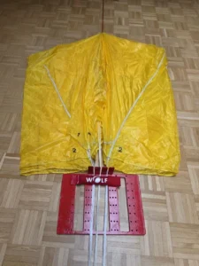 Gleitschirm Rettungsschirm packen lassen: L&uuml;ften, sauber packen, Einbau & Ausl&ouml;secheck, Packnachweis. Same-Day mit Termin, Hochsaison max. 3&ndash;4 Tage.