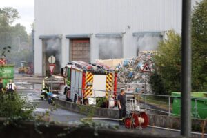 Gro&szlig;brand bei RSAG in Troisdorf: Feuerwehr weiter im Dauereinsatz, Schulen geschlossen