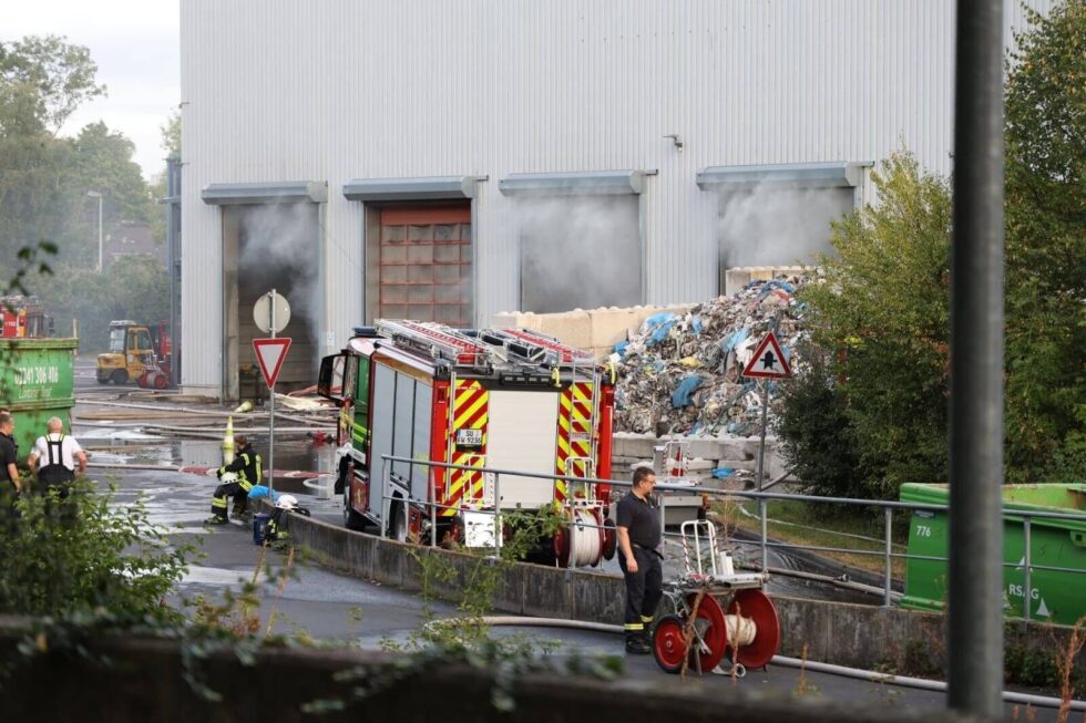 Großbrand bei RSAG in Troisdorf: Feuerwehr weiter im Dauereinsatz, Schulen geschlossen