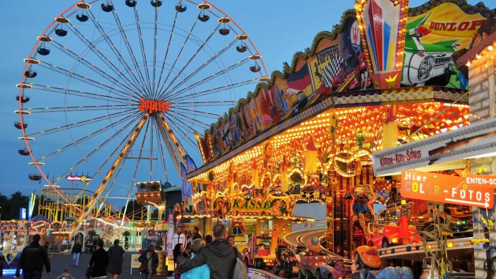 Autumn Dippemess Frankfurt 2025 – Volksfest vom 12.–28. September am Ratsweg-Festplatz mit Fahrgeschäften, Markt, Traditionen, Preisen und Tipps für Familien.