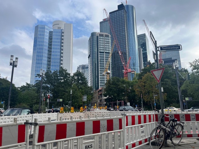 Im November trifft Frankfurt das größte ÖPNV-Chaos seit Jahren. U- und S-Bahnen fallen aus, Ersatzverkehr läuft unregelmäßig – so vermeiden Sie lange Wartezeiten.