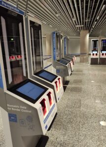 Am Flughafen Frankfurt startet das neue Entry/Exit-System. Reisende aus Nicht-EU-Staaten m&uuml;ssen k&uuml;nftig Fingerabdr&uuml;cke und Fotos abgeben. Tipps der Bundespolizei.