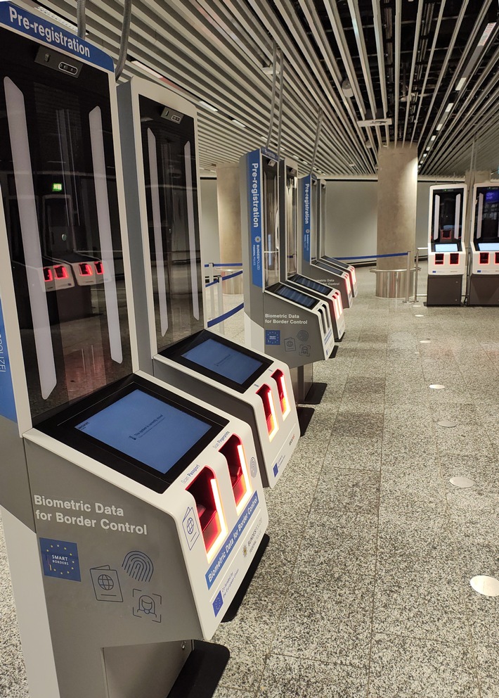 Am Flughafen Frankfurt startet das neue Entry/Exit-System. Reisende aus Nicht-EU-Staaten müssen künftig Fingerabdrücke und Fotos abgeben. Tipps der Bundespolizei.