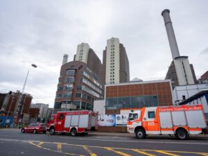 Großbrand in Frankfurt: Über 100 Feuerwehrleute bekämpfen Feuer im Kohlekraftwerk