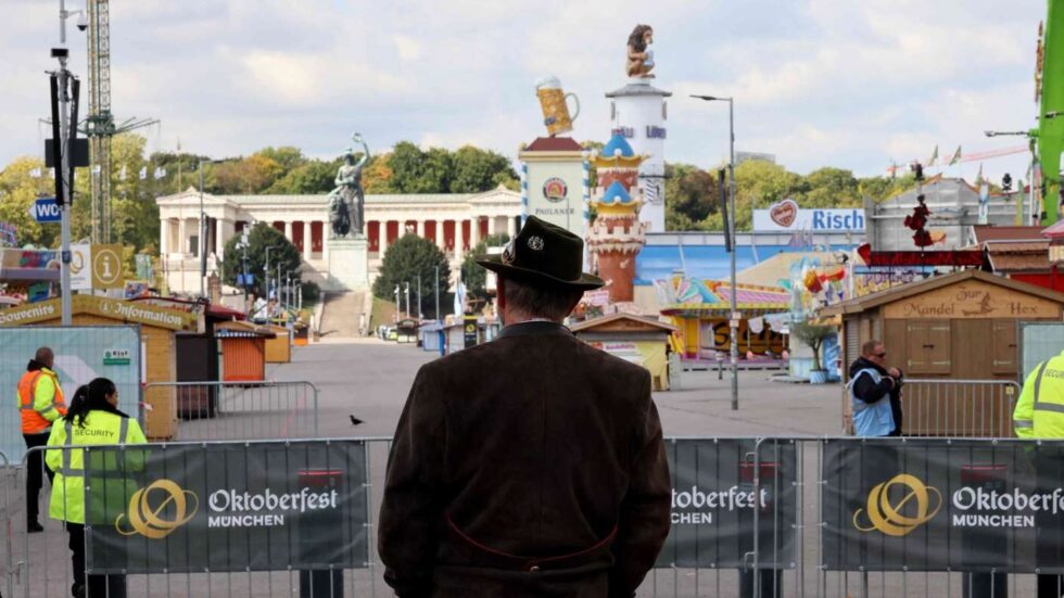 Oktoberfest nach Bombendrohung geschlossen: Polizei durchsucht Gelände und prüft Zusammenhang mit Brand in Lerchenau
