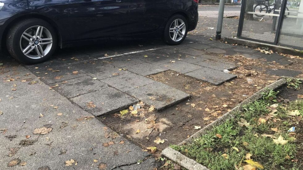 Gefährlicher Rewe-Parkplatz in Frankfurt-Zeilsheim: Fehlende Bodenplatten gefährden Sicherheit