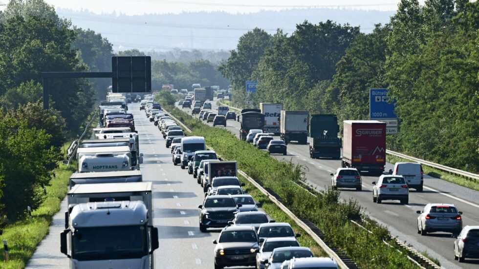 Autobahn A67 bleibt länger gesperrt: Verzögerungen nach Brückensprengungen sorgen für Verkehrschaos