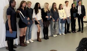 Frankfurter Schüler schreiben über Demokratie: „Die Gleichgültigen unter uns“ auf der Buchmesse 2025