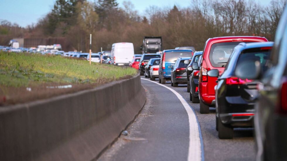Zwei Lkw-Unfälle auf der A5 in Hessen: Lange Staus, Sperrungen und Schäden über 300.000 Euro