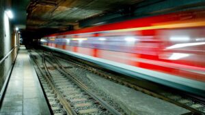 Wegen Personalmangel bei DB InfraGo fallen Regionalzüge zwischen Frankfurt, Bad Vilbel und Friedberg bis Dezember aus