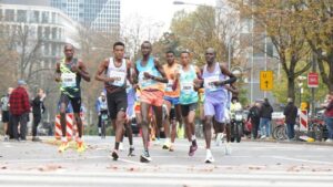 Welche Stra&szlig;en sind beim Frankfurt Marathon 2025 gesperrt und wie kommen Autofahrer durch die Stadt