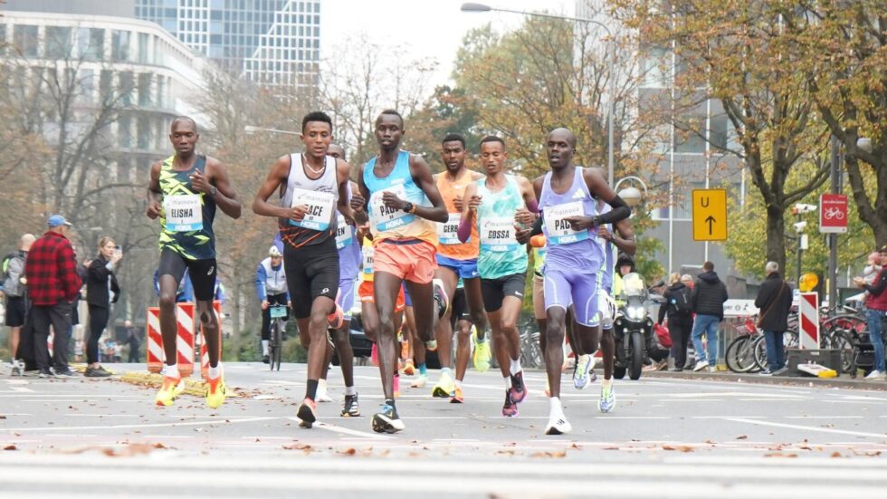 Welche Straßen sind beim Frankfurt Marathon 2025 gesperrt und wie kommen Autofahrer durch die Stadt