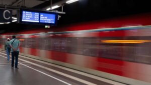 Massive S-Bahn-Ausfälle im Rhein-Main-Gebiet: Frankfurt-Pendler stehen im RMV-Chaos