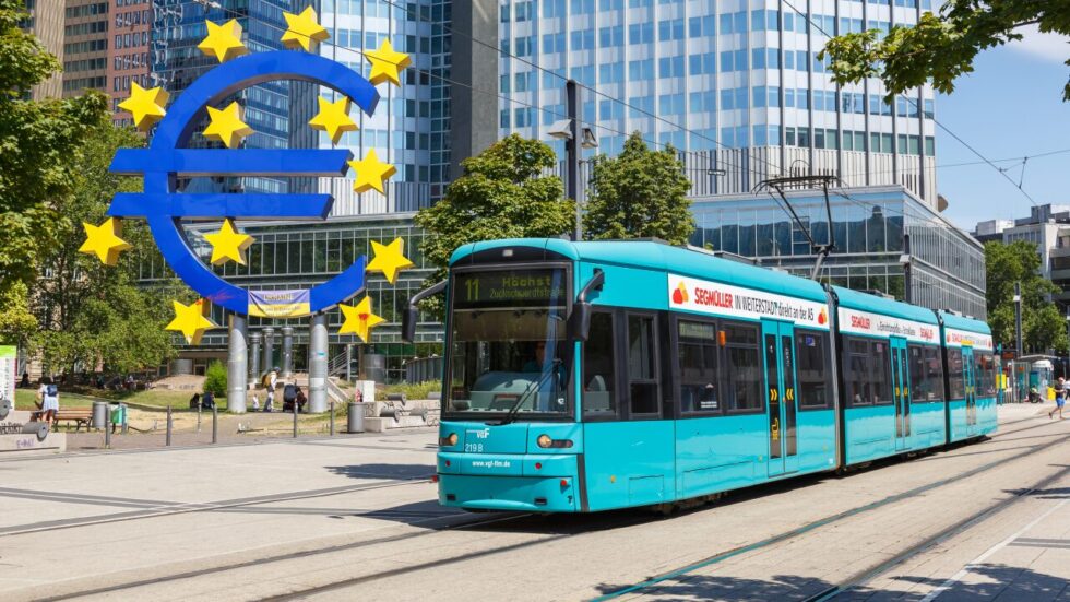 Frankfurts T-Wagen-Krise: Alstom-Lieferverzögerung stoppt Tram-Ausbau bis mindestens 2026