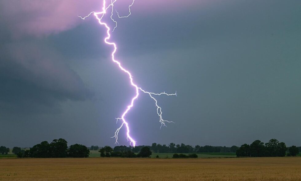 Frankfurt startet mit Regen und Gewittern: Herbstwetter sorgt in Hessen für unruhige Tage