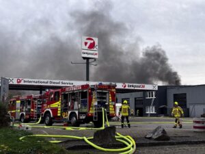 In Castrop-Rauxel geriet ein Tanklastwagen in Brand. Zwei Männer erlitten lebensgefährliche Verletzungen. Die Feuerwehr spricht von einer Gasexplosion.