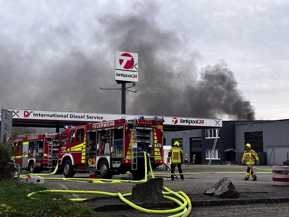 In Castrop-Rauxel geriet ein Tanklastwagen in Brand. Zwei Männer erlitten lebensgefährliche Verletzungen. Die Feuerwehr spricht von einer Gasexplosion.