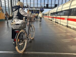 Ab Dezember 2025 greift der neue Bahnfahrplan. In Hessen entstehen dichtere ICE-Takte, aber auch Einschränkungen