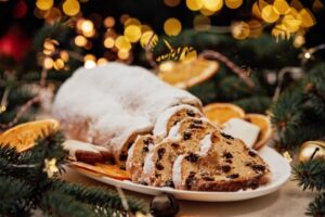Stollen backen nach Frankfurter Tradition: Erfahren Sie das beste Rezept mit Marzipan, Rumfr&uuml;chten und die Regeln zur optimalen Lagerung (10-15&deg;C).