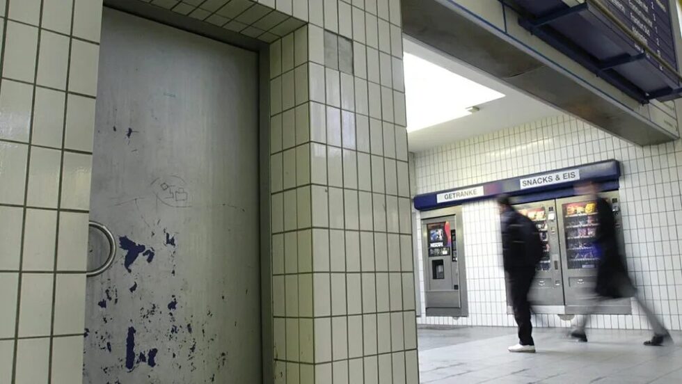 Der Bahnhof Höchst (Frankfurt) ist in schlechtem Zustand und wegen langer Renovierung zum "Labyrinth" geworden. Pendler beschweren sich.