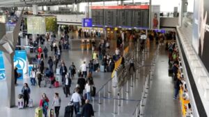 Das deutsche Fluggastaufkommen (68,5 Mio.) stieg um 4,6%, liegt aber 2,8% hinter 2019. Die Regierung senkt Ticketsteuern auf 58,06 &euro; zur F&ouml;rderung der Branche.