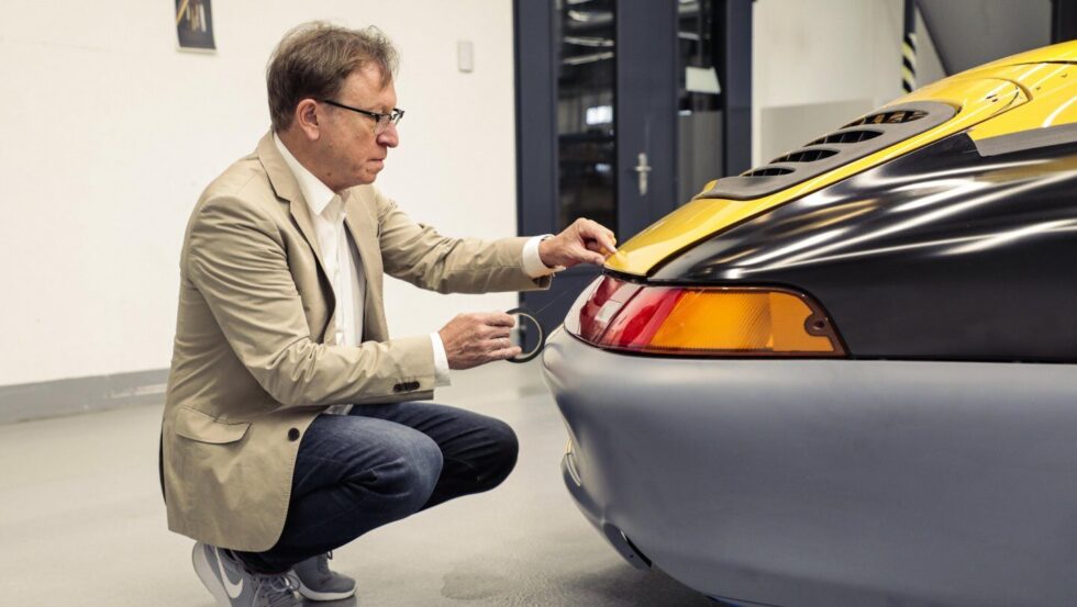 Grant Larson übernimmt die Leitung der Sonderprojekte im Porsche Design. Analyse seines Erbes (Boxster/Cayenne) und der strategischen Bedeutung für limitierte Unikate ab 2025.