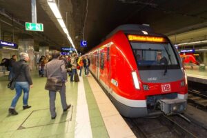 S-Bahn-Kollaps in Frankfurt am 9. Dez.: Massenausfälle auf S3, S4, S5, S6 wegen Weichenreparaturen bei Galluswarte/Messe. Pendler mussten auf Busse umsteigen. Störungen dauern an.