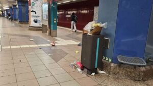 In Frankfurt gilt eine Gesetzeslücke: Müllsünder können in U-Bahnhöfen (Eigentum der VGF) nicht bestraft werden. Die CDU fordert nun die Einführung von Bußgeldern unter der Erde.