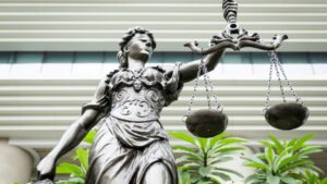 Urteil in Frankfurt: 83-jähriger Senior erhält Bewährungsstrafe nach Tötung seiner dementen Frau. Gericht würdigt jahrelange Pflege und extreme psychische Belastung.