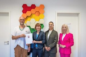 Knud Wechterstein, Marc Snijders und Nadia Saadi fördern die Integration queerer Geflüchteter in Frankfurt. Ein Blick auf Erfolgsgeschichten und soziale Netzwerke.