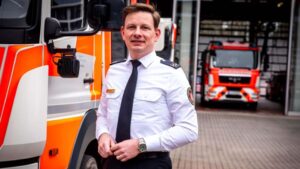 Feuerwehrchef Markus Röck im Fokus: Erfahren Sie alles über die Herausforderungen der Branddirektion Frankfurt, Drohneneinsätze und die Risiken der Silvesternacht.