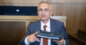 Peter Feldmann plant sein politisches Comeback: Der Ex-OB startet mit der Liste „Frankfurt – Sozial!“ in den Wahlkampf. Themen: Mietstopp, 1-Euro-Ticket und Soziales.