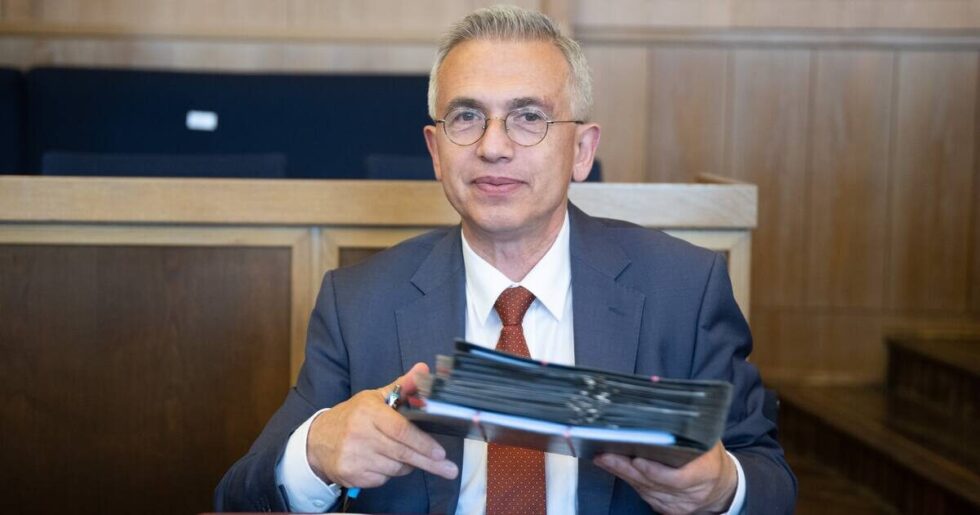Peter Feldmann plant sein politisches Comeback: Der Ex-OB startet mit der Liste „Frankfurt – Sozial!“ in den Wahlkampf. Themen: Mietstopp, 1-Euro-Ticket und Soziales.