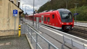 Ausbau der Bahnstrecke Hanau–Fulda: Ab Januar 2026 starten neue Bauarbeiten bei Gelnhausen. Infos zu Nachtarbeiten, Rodungen und Bürgerversammlungen für Pendler.