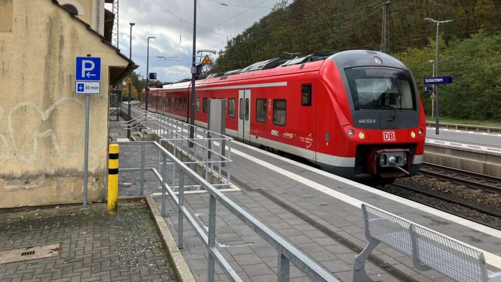 Ausbau der Bahnstrecke Hanau–Fulda: Ab Januar 2026 starten neue Bauarbeiten bei Gelnhausen. Infos zu Nachtarbeiten, Rodungen und Bürgerversammlungen für Pendler.