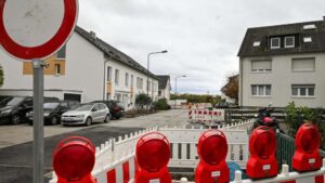 Streit um Parkverbot im Frankfurter Petunienweg: Anwohner frustriert über Untätigkeit der Stadt. Behörden priorisieren andere Brennpunkte wegen Platzüberfluss.