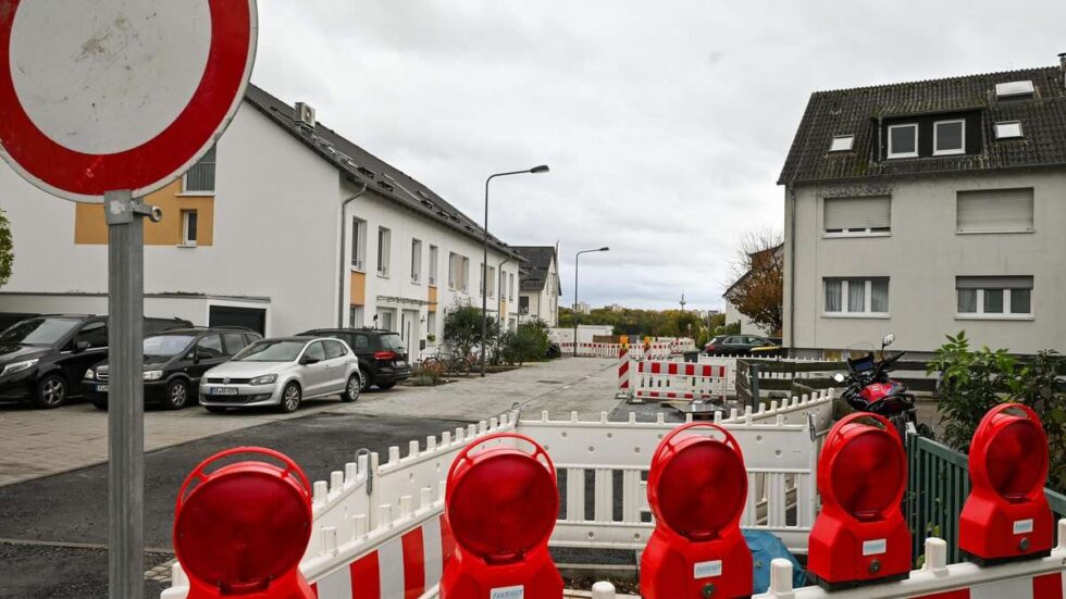 Streit um Parkverbot im Frankfurter Petunienweg: Anwohner frustriert über Untätigkeit der Stadt. Behörden priorisieren andere Brennpunkte wegen Platzüberfluss.
