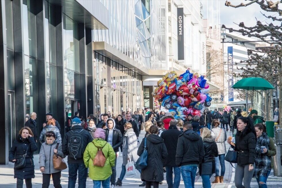 Zeil in Frankfurt: Umtauschboom nach Weihnachten führt zu vollen Parkhäusern an der Hauptwache. Polizei meldet Verkehrschaos und empfiehlt P+R sowie S-Bahn-Nutzung.