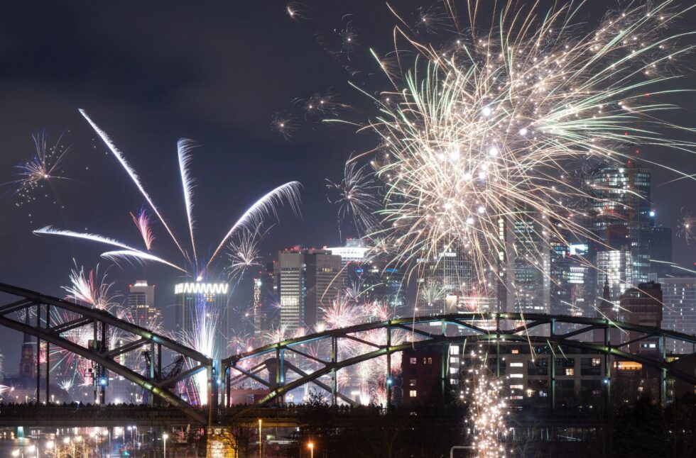 Sicherheitsvorkehrungen am Mainufer Frankfurt: Striktes Feuerwerksverbot am Eisernen Steg und der Alten Brücke zu Silvester. Infos zu Kontrollen und Zugangssperren.