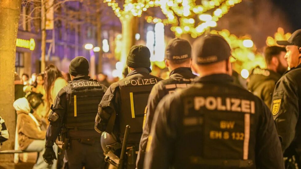 Silvester 2025 in Frankfurt: Die Polizei richtet Verbotszonen an Zeil und Mainufer ein. Erfahren Sie alles über Drohnen, Kontrollen und Hilfe für Bürger heute Nacht.