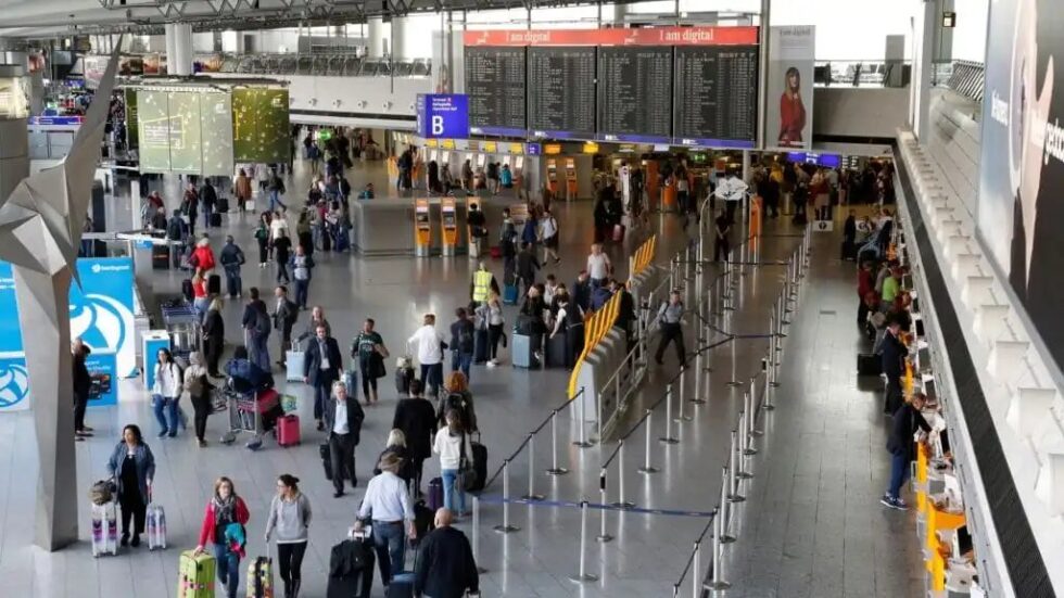 Das deutsche Fluggastaufkommen (68,5 Mio.) stieg um 4,6%, liegt aber 2,8% hinter 2019. Die Regierung senkt Ticketsteuern auf 58,06 € zur Förderung der Branche.